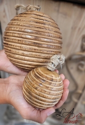Dřevěná rýhovaná závěsná koule